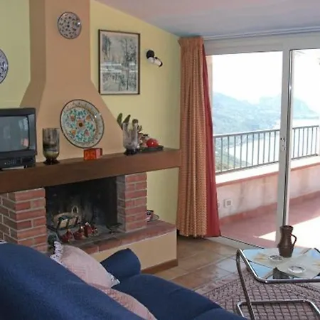 Sleeps 3 Air Con Apartman