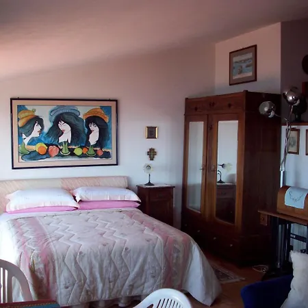 Sleeps 3 Air Con Apartment Cefalu