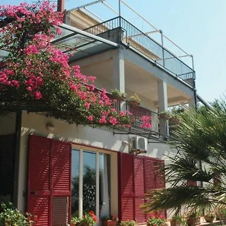 Apartment Sleeps 3 Air Con